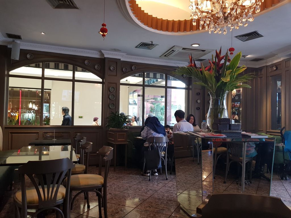 Nikmati Kenyamanan Klasik di Victoria Café