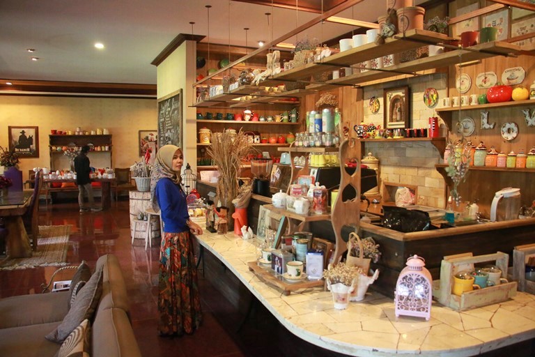 Nikmati Kenyamanan Klasik di Victoria Café